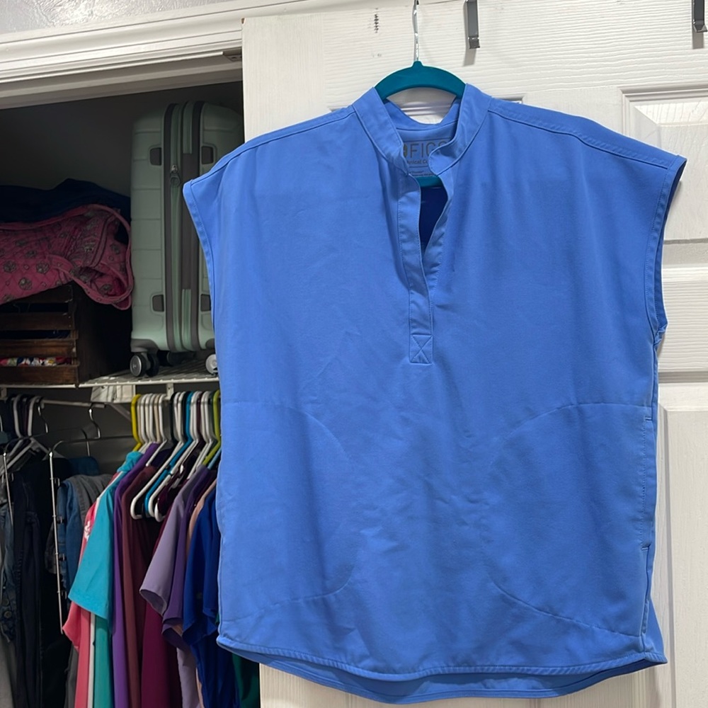Ceil blue XS scrub top NWOT